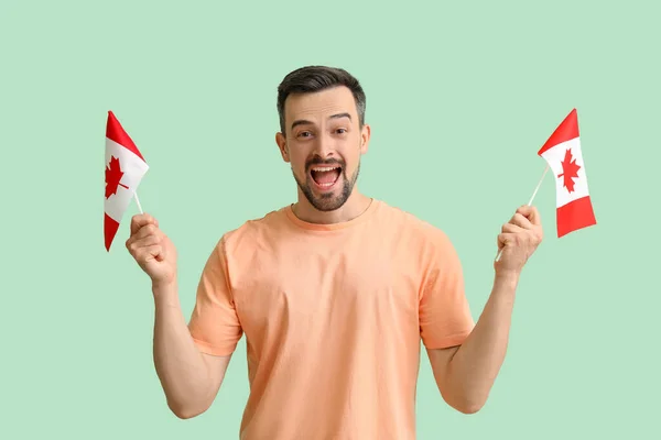 Knappe Man Met Vlaggen Van Canada Groene Achtergrond — Stockfoto