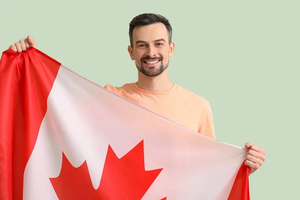 Knappe Man Met Vlag Van Canada Groene Achtergrond — Stockfoto