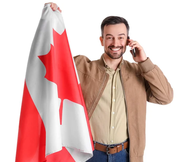 拿着加拿大国旗的英俊男子 背景为白色 用手机交谈 — 图库照片