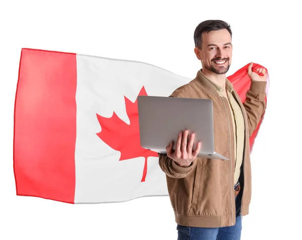 有加拿大国旗和白色背景笔记本电脑的英俊男人 — 图库照片