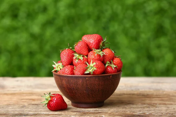 Schüssel Mit Frischen Erdbeeren Auf Holztisch Freien — Stockfoto