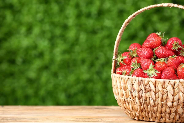 Korb Mit Frischen Erdbeeren Auf Holztisch Freien — Stockfoto