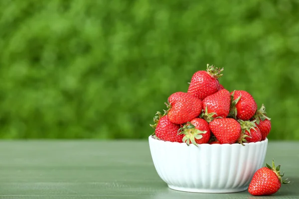 Schüssel Mit Frischen Erdbeeren Auf Grünem Tisch Freien — Stockfoto
