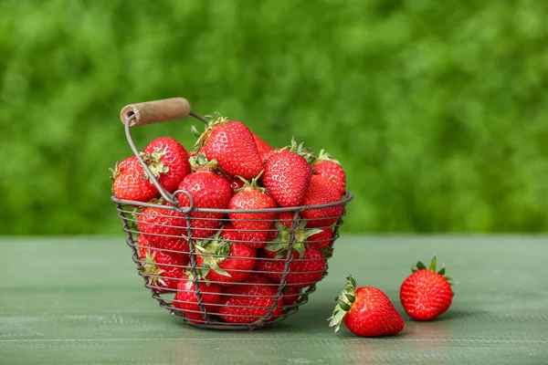 Basket Fresh Strawberry Green Table Outdoors — Stock Photo, Image
