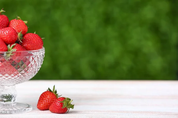 Glasschale Mit Frischen Erdbeeren Auf Weißem Tisch Freien — Stockfoto