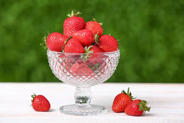 Glasschale Mit Frischen Erdbeeren Auf Weißem Tisch Freien — Stockfoto