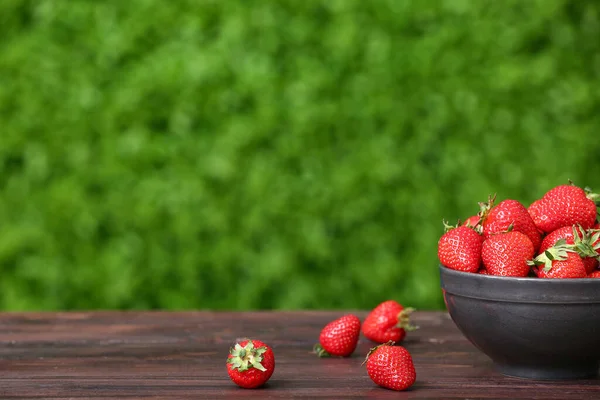 Schüssel Mit Frischen Erdbeeren Auf Holztisch Freien — Stockfoto