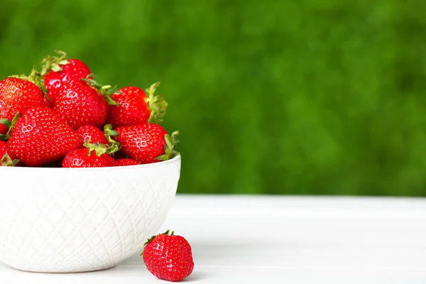 Schüssel Mit Frischen Erdbeeren Auf Weißem Tisch Freien — Stockfoto