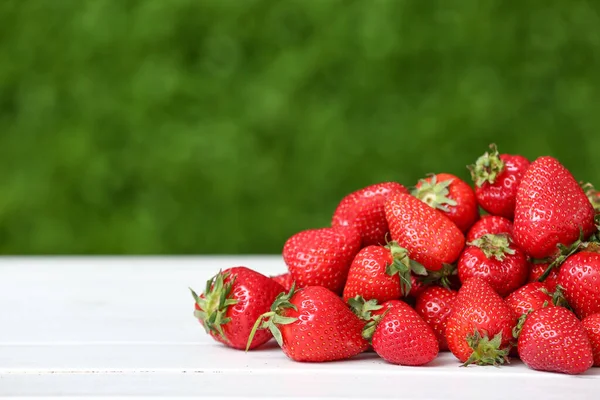 Heap Fresh Strawberry White Table Outdoors — Stock Photo, Image