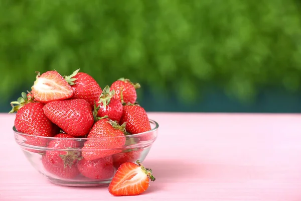 Glasschale Mit Frischen Erdbeeren Auf Tisch Freien — Stockfoto