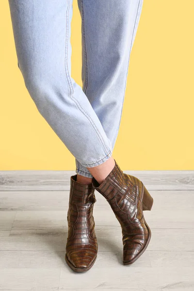 Mujer Joven Jeans Con Estilo Cerca Pared Amarilla Primer Plano Fotos De Stock