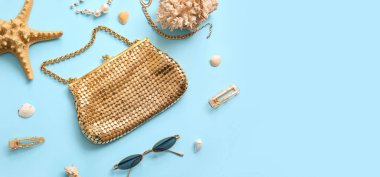 Açık mavi arkaplanda metin için alanı olan şık çanta ve aksesuarlar