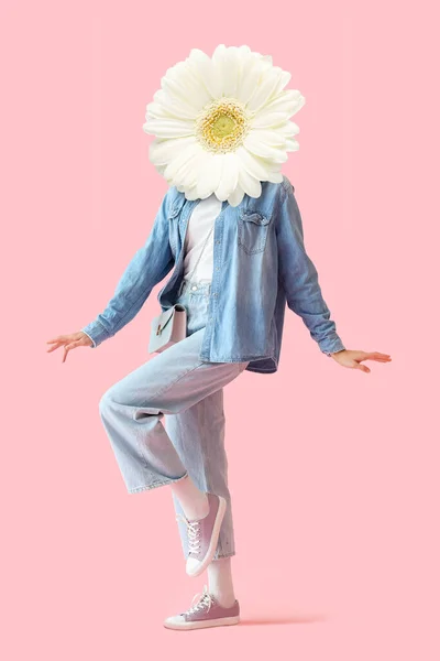 Žena Gerbera Květiny Místo Její Hlavy Růžovém Pozadí — Stock fotografie