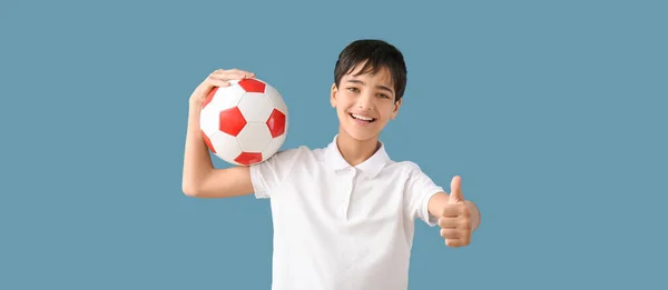 Kleiner Junge Mit Fußball Zeigt Daumen Nach Oben Auf Blauem — Stockfoto