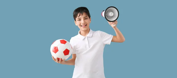 Kleiner Junge Mit Fußball Und Megafon Auf Blauem Hintergrund — Stockfoto