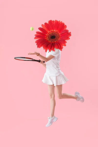 Mulher Com Flor Gerbera Vez Sua Cabeça Jogando Tênis Fundo — Fotografia de Stock