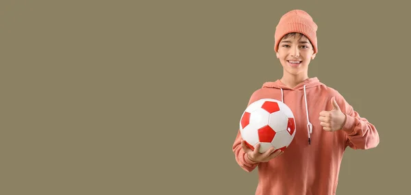Liten Pojke Med Fotboll Bollen Visar Tummen Upp Färg Bakgrund — Stockfoto