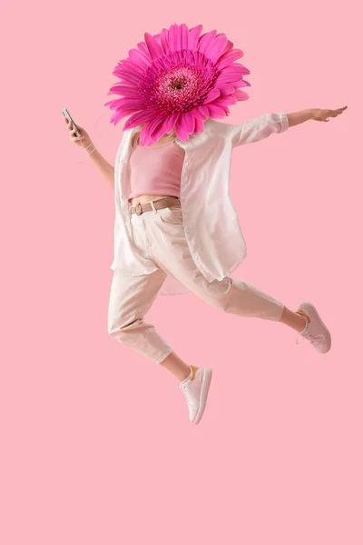 Ugráló Gerbera Virág Helyett Fejét Rózsaszín Háttér — Stock Fotó
