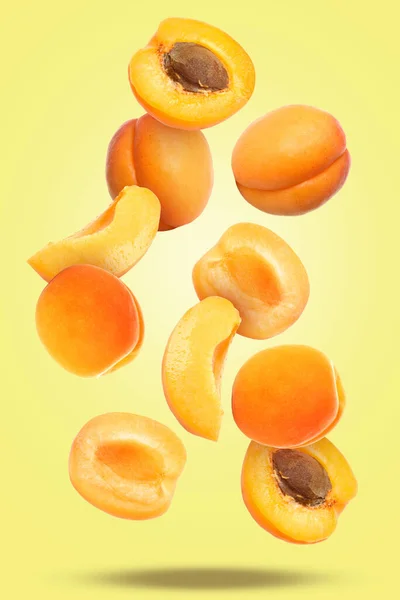 Flying Apricots Yellow Background — Stock Photo, Image