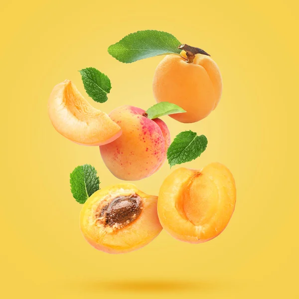 Flying Apricots Mint Leaves Yellow Background — Stock Photo, Image