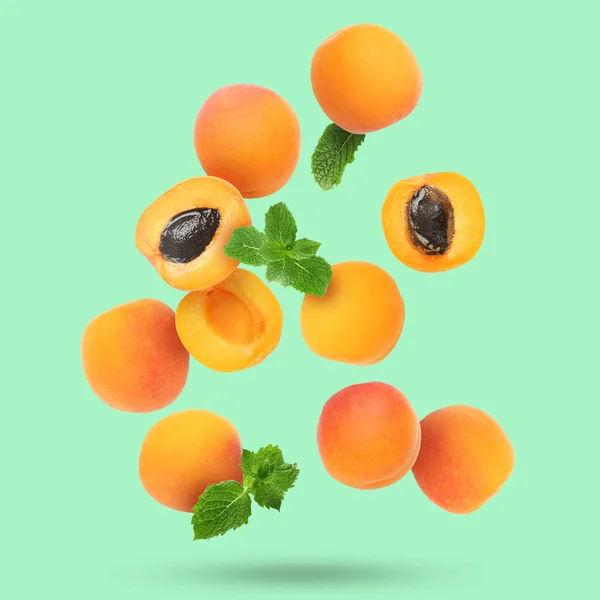 Flying Apricots Mint Leaves Green Background — Stock Photo, Image