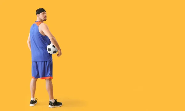Jugador Fútbol Con Balón Sobre Fondo Amarillo Con Espacio Para — Foto de Stock