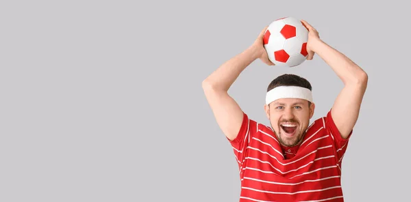 Glücklicher Mann Mit Fußball Auf Hellem Hintergrund Mit Platz Für — Stockfoto