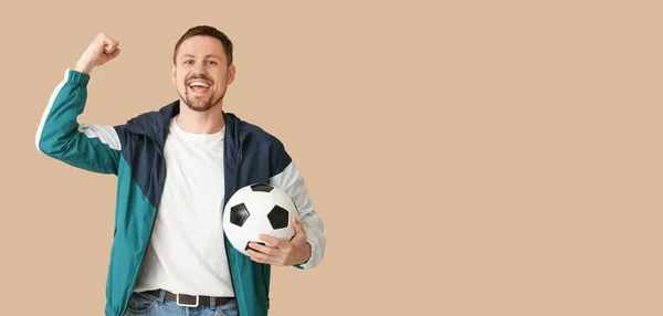 ハッピー男とともにサッカーボール上のベージュ背景とともにスペースのためにテキスト — ストック写真