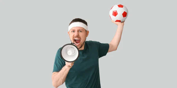 Homem Emocional Com Bola Futebol Megafone Fundo Claro — Fotografia de Stock
