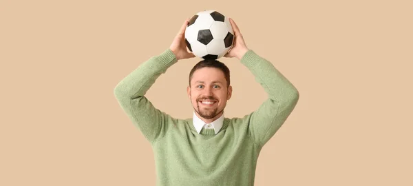 Uomo Felice Con Pallone Calcio Sfondo Beige — Foto Stock
