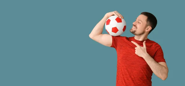 Homem Feliz Com Bola Futebol Fundo Azul Com Espaço Para — Fotografia de Stock