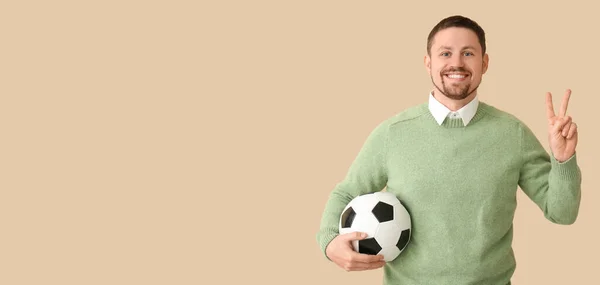 Homem Feliz Com Bola Futebol Mostrando Gesto Vitória Fundo Bege — Fotografia de Stock