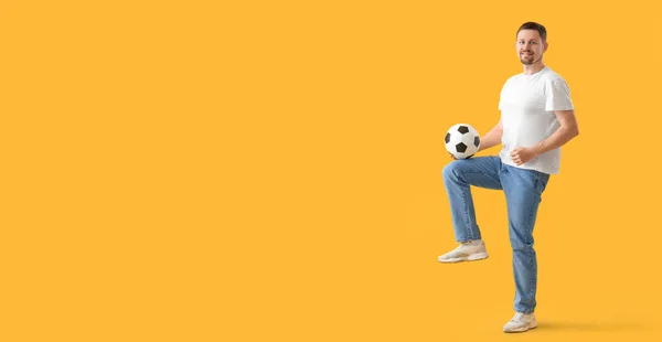 Muž Hraje Fotbalovým Míčem Žlutém Pozadí Prostorem Pro Text — Stock fotografie