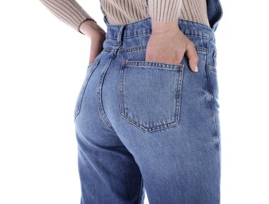 Beyaz arka planda kot tulumlu genç bir kadın.