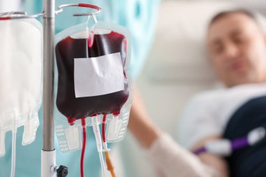 Klinikte kan nakli için kan torbası, yakın plan.