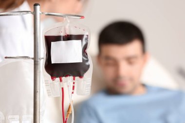 Klinikte kan nakli için kan torbası, yakın plan.