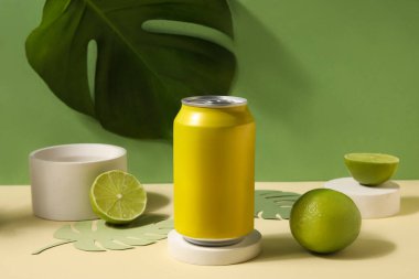 Yeşil duvarın yanındaki masada soda, kireç ve kağıt yapraklı podyumlar.