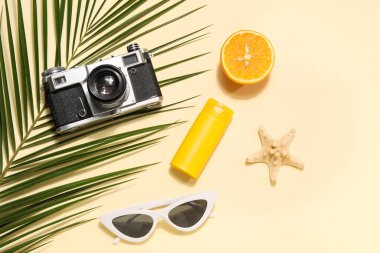 Plaj aksesuarlı palmiye yaprağı, turuncu ve bej arka planda deniz yıldızı