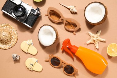 Bej arka planda meyveler olan plaj aksesuarları