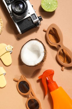 Bej arka planda meyveler olan plaj aksesuarları