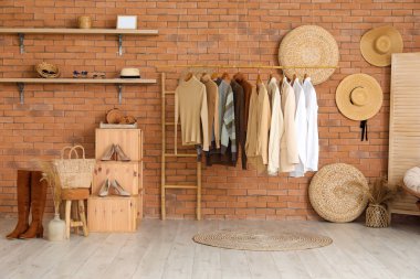 Modern butiğin içinde şık kadın kıyafetleri ve aksesuarları var.