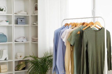 Butikte şık kadın kıyafetleri ve aksesuarlarıyla doldur.
