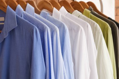 Butikte şık gömleklerle dizilin, yakın plan.