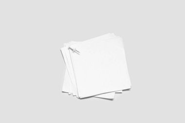 Beyaz arkaplanda iğne olan yapışkan notlar