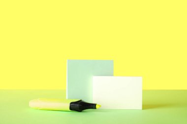 Renk arkaplan işaretli yapışkan notlar