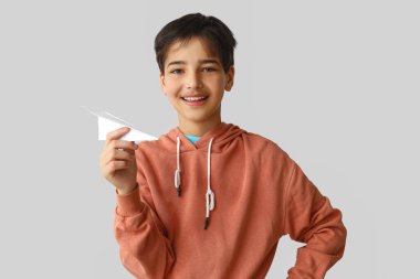 Hafif arka planda kağıt uçaklı küçük bir çocuk. Çocuk Bayramı kutlaması