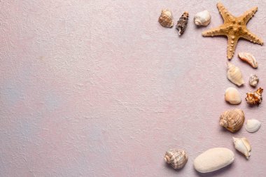 Leylak arka planında deniz kabukları ve deniz yıldızları