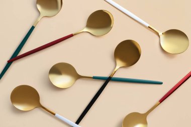 Bej arka planda altın kaşıklar