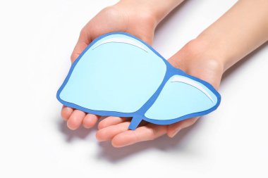 Beyaz arka planda mavi kağıt karaciğer tutan kadın eller