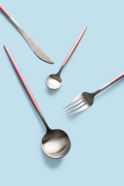 Mavi arkaplanda şık çatal bıçak takımı
